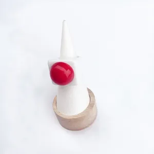 Détail de la bague géométrique en résine color block, design bonbon rouge et blanc.