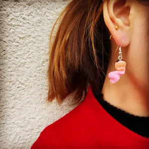 Schattige slapende baby pop hangende oorbellen, creatieve handgemaakte sieraden.