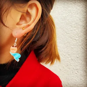 Handgemaakte schattige slapende baby pop oorbellen voor dames, trendy en opvallende feest sieraden.