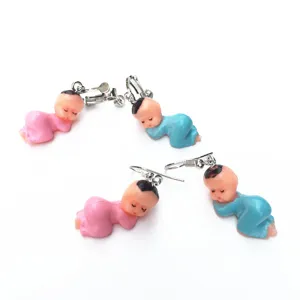 Schattige handgemaakte babypop oorbellen, grappige creatieve bungelende oorbellen en oorklemmen.