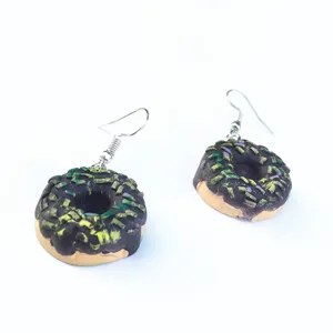Handgemachte dunkle Schokoladen-Donut-Ohrringe Detail, süßer Fimo-Lebensmittelschmuck für Damen.
