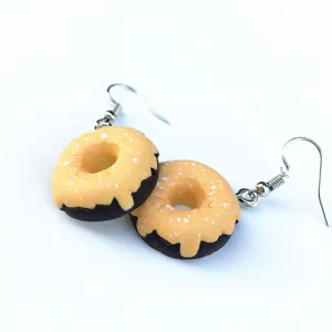 Handgemachte süße Donut Ohrringe Detailansicht, Harz Lebensmittelschmuck für Mädchen.