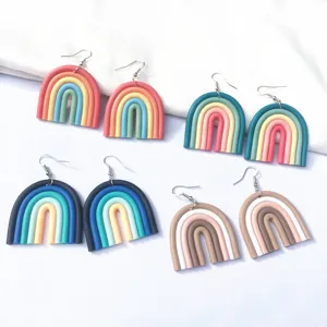 Handgefertigte Polymer-Ton Regenbogen Geometrische U-Förmige Ohrringe Damen Mode Legierung Ton Hängen Haken Ohrstecker Schmuck