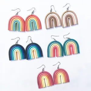 Nahaufnahmen von bunten Polymer-Ton Regenbogen Ohrringen mit geometrischen Bogenmotiven.