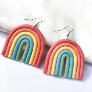 Bunte Polymer-Ton Regenbogen Ohrringe, süße geometrische U-förmige Hängeohrringe für Damen.
