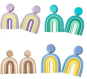 Polymer Ton Regenbogen Ohrringe Detail Ansicht, handgemachte geometrische Bogen Form Optionen.