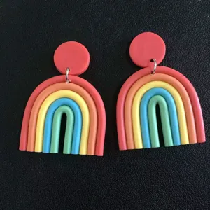 Bunte Polymer-Ton Regenbogen Ohrringe, trendige geometrische U-form Ton Ohrhaengen.