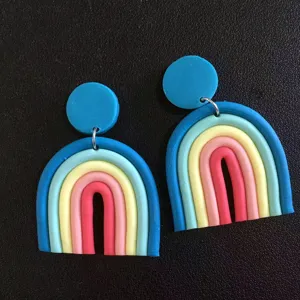 Detailansicht bunter Polymer-Ton Regenbogen Ohrringe mit geometrischem U-förmigen Design.