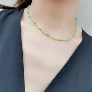 Nahaufnahme Detailaufnahme einer schönen bunten Perlen-Choker-Halskette am Hals getragen.