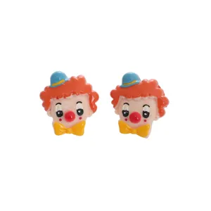 Close-up van schattige cartoon clown hars oorknopjes met kleurrijke details en heldere afwerking.