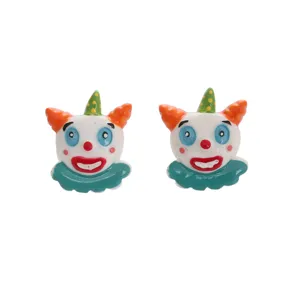 Gedetailleerde close-up van grappige clown oorknopjes met kleurrijke gezichtskenmerken.