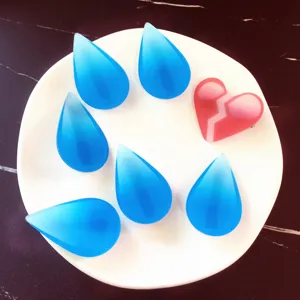 Detailansicht süßer blauer Wassertropfen und gebrochenes Herz Haarnadeln, kreative Harz Clips.