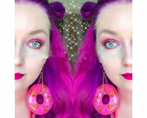 Boucles d'oreilles bouee donnut rose exagerees avec de charmants petits canards jaunes.
