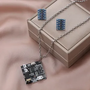 Collier circuit imprimé cyberpunk détail, ensemble de bijoux hip-hop Y2K futuriste.