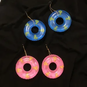 Boucles d'oreilles bouée de canard exagérées, mini pendentifs de piscine pour femmes.