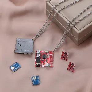 Détail de collier circuit imprimé cyberpunk, bijou streetwear électronique futuriste.