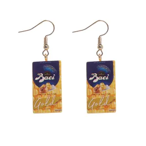 Stylische Baci Schachtel Ohrringe, kreatives Gold Karamell Snack Design Schmuck für den Alltag.