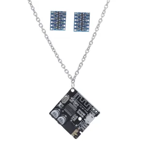Gros plan sur le collier de circuit électronique cyberpunk avec pendentif cool.