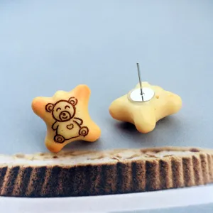 Détail de boucles d'oreilles biscuit ours mignon fait main, bijoux d'oreille kawaii en résine.