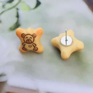Jolis boucles d'oreilles biscuit d'ours, bijoux fantaisie en résine mignons vue détaillée.