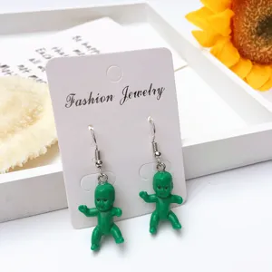 Kreative handgemachte süße grüne Baby-Puppe Ohrringe Nische lustige quirky Ohrhänger Damen
