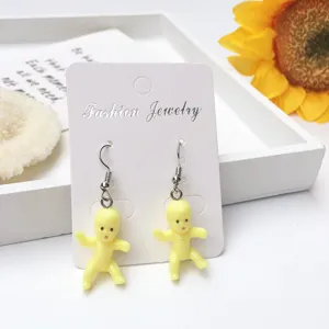 Niedliche handgemachte gelbe Babypuppe Ohrringe, einzigartiger und lustiger Schmuck für den Alltag.