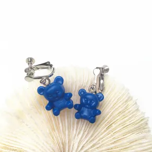 Süße blaue Harz Bär Clip-Ohrringe, süßer Bonbon Stil Ohrschmuck ohne Ohrlöcher Detail.