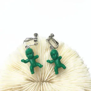 Kreative handgemachte grüne Baby Puppen Ohrclips, süßer und ausgefallener Modeschmuck.