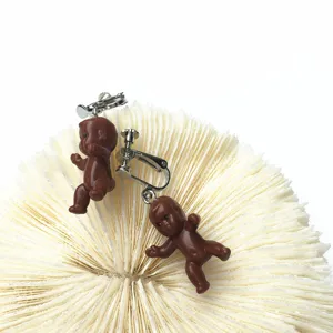 Einzigartige handgemachte süße Baby Puppe Ohrringe ausgefallen trendiger Schmuck Detail.