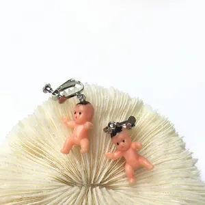 Suesse Baby Puppen Ohrclips einzigartige handgemachte Harz Neuheit Modeschmuck Geschenk