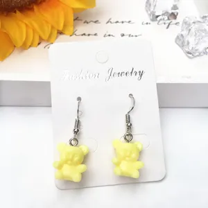 Detailansicht der niedlichen gelben Bären-Ohrringe mit Harzanhänger und Haken Design.