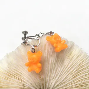 Niedliche bunte Harz Gummibärchen Clip Ohrringe Detailansicht für Damen ohne Ohrlöcher.
