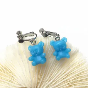 Detailansicht süßer blauer Harz Bär Ohrclips, süßer Bonbon Stil Ohrschmuck ohne Ohrlöcher.