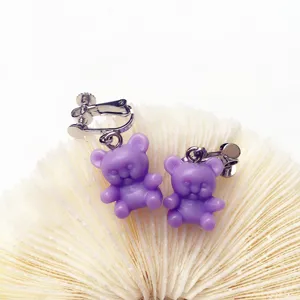 Violette Harz Bär Ohrclip Detailansicht im Nahbereich, süßer niedlicher Bonbon Stil Schmuck