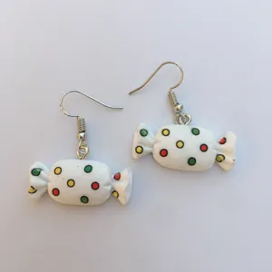 Süße Bonbon Hängeohrringe mit bunten Punkten, verspieltes festliches Accessoire für Damen.