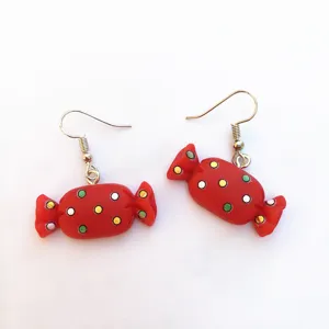 Niedliche rote Bonbon Ohrringe mit bunten Punkten, verspielter Festtagsschmuck Geschenk.