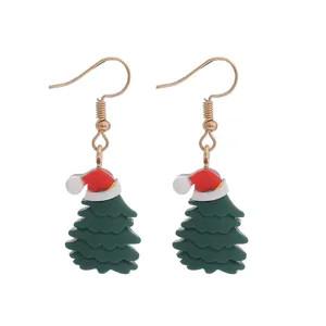 Detailansicht von Weihnachtsbaum Ohrringen mit Weihnachtsmütze, festlicher Ohrschmuck.