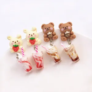 Boucles d'oreilles ours thé aux perles et lapin fraise en résine fait main doux bijoux détail