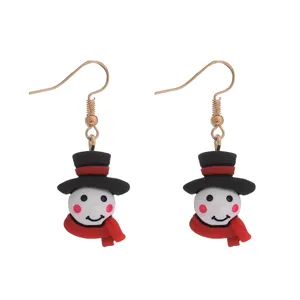 Detailansicht der niedlichen Weihnachts-Schneemann-Ohrringe mit schwarzem Hut und rotem Schal.