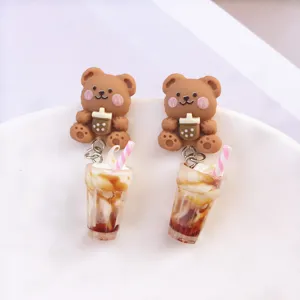 Boucles d'oreilles ours bubble tea mignonnes, bijoux en résine style doux vue détail.