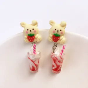 Jolis boucles d'oreilles fraise lapin milkshake mignon kawaii en résine détail produit.