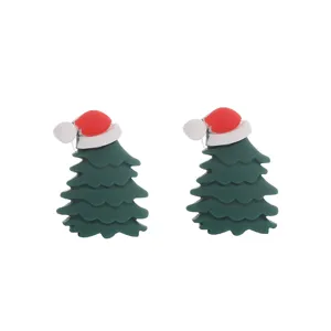 Nahaufnahme niedlicher Weihnachtsbaum Ohrringe mit roten Weihnachtsmützen, Festlicher Schmuck