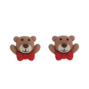 Nahaufnahme von süßen braunen Teddybärchen Ohrsteckern mit roter Fliege im schönen Detail.