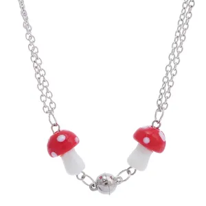 Gedetailleerd overzicht van dubbellaagse magnetische paddenstoelketting met rode hangers.