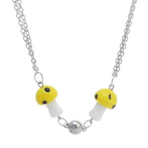 Zilverkleurige ketting met gele paddestoelhangers en een handige magnetische sluiting