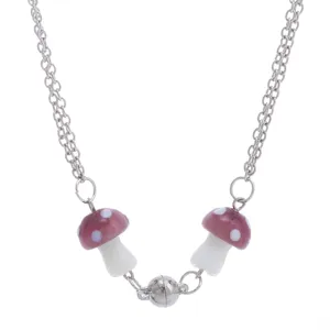 Gedetailleerde close-up van schattige magnetische paddenstoel koppel ketting set roze