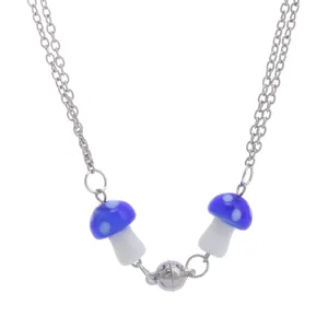 Detailopname van een stijlvolle koppel magnetische ketting met blauwe paddenstoelhangers.
