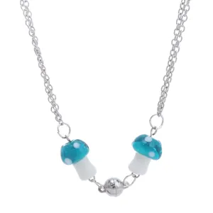 Gedetailleerd overzicht van de magnetische paddestoel koppelketting met zilveren kettingen.