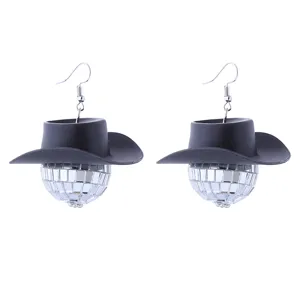 Disco Kugel Cowboyhut Ohrringe Detailaufnahme, ideal für Retro Partys und bunte Festivals.