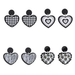 Boucles d'oreilles en acrylique cœur noir et blanc avec motifs de marguerites